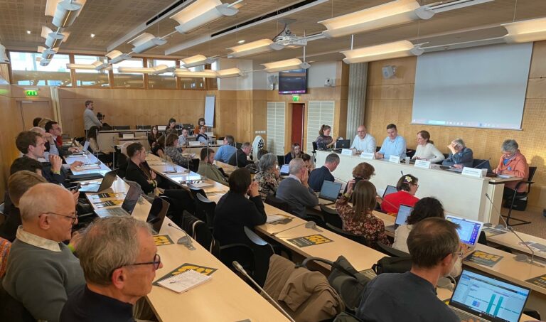 Remise des propositions issues de la concertation pour le droit à l'emploi aux décideurs publics par les 17 partenaires au Cese le 25 mars 2025.